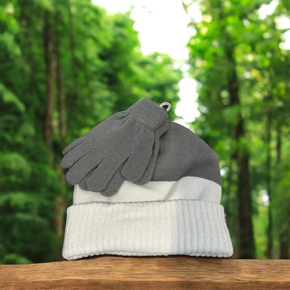 Star Wars the Mandalorian Grogu Kids Beanie Cap and Glove Set NWT - Picture 2 of 2